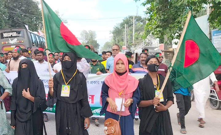 ছাত্রদের উপর আনসারদের হামলার প্রতিবাদে পঞ্চগড়ে বিক্ষোভ