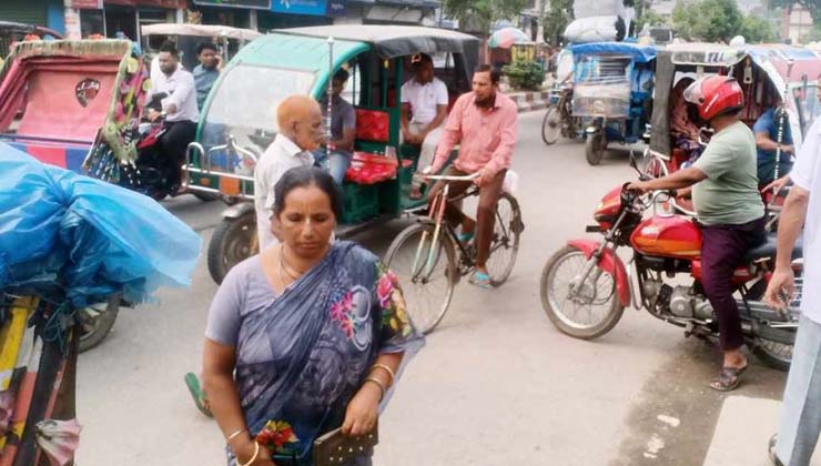 ঠাকুরগাঁওয়ে ৪ লেন রাস্তার দু’লেনই ইজিবাইকের দখলে!